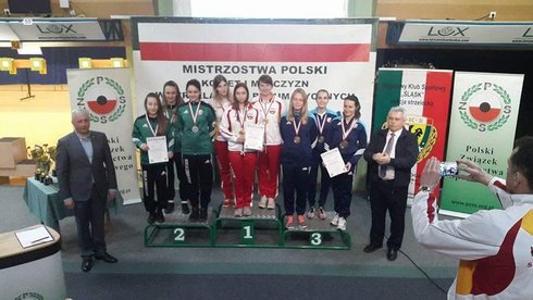 Na najwyższym stopniu podium stoją od lewej Katarzyna Komorowska, Klaudia Buczek i Agnieszka Nagay.