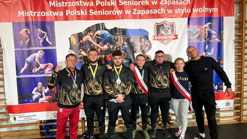 Na zdjęciu medaliści Mistrzostw Polski z drużyny LKS Łódzka Akademia zapasów oraz trenerzy