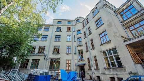 W przychodni przy ul. Skłodowskiej – Curie należącej do Miejskiego Centrum Medycznego Polesie trwa zaś wart 1,5 mln remont. W budynku wymieniane jest 166 drewnianych okien oraz wszystkie grzejniki. Remontowany też jest dach. fot. Radosław Żydowicz
