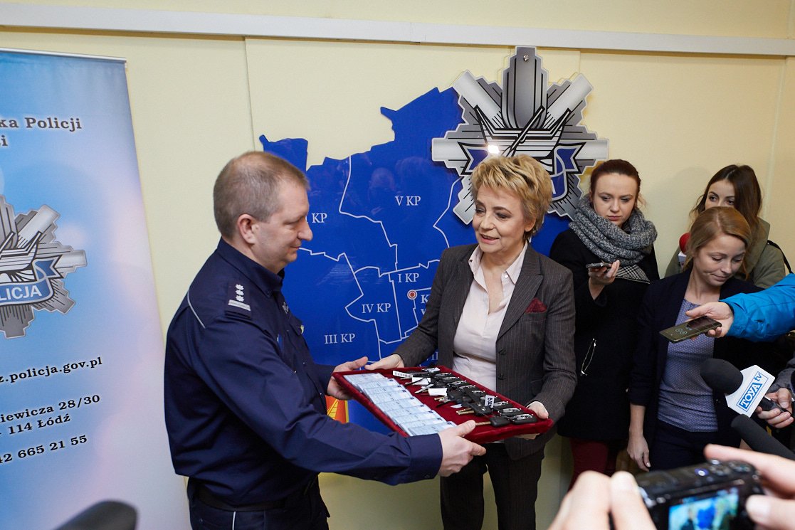 Przekazanie kluczyków do nowych radiowozów, fot. Sebastian Glapiński / UMł