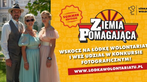 Plakat Łódki Wolontariatu. Trzy osoby na tle zabytkowej kamienicy obok napis Ziemia Pomagająca WSKOCZ NA ŁÓDKĘ WOLONTARIATU I DZIAŁAJ RAZEM Z NAMI!