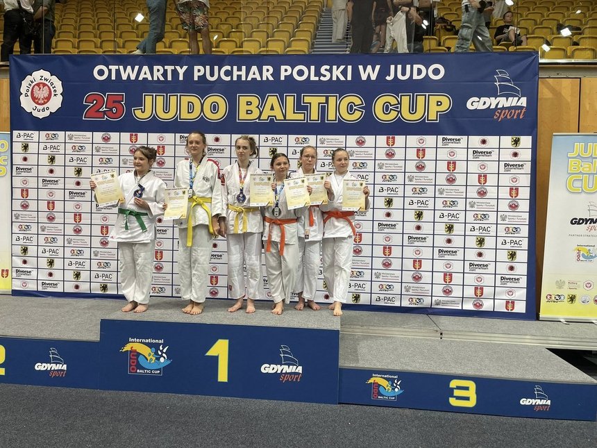 na zdjęciu zawodnicy stojący na podium z medalami w tym ze złotem (Karolina Marcinkowska)