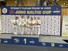 na zdjęciu zawodnicy stojący na podium z medalami w tym ze złotem (Karolina Marcinkowska)