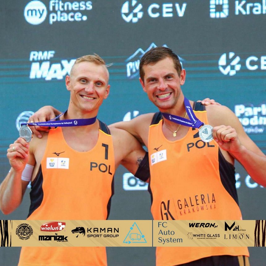 na zdjęciu polscy zawodnicy z medalami