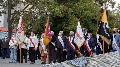 Poczty sztandarowe przy Pomniku Ofiar Stanu Wojennego i Walki o Godność Człowieka przy kościele św. Krzyża fot. Sebastian Gapiński / UMŁ