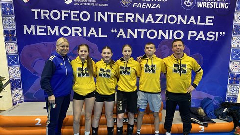 Zawodnicy Master Łódź z trenerem 