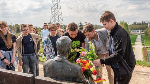 Wiceprezydent Łodzi Adam Pustelnik i przewodniczący Rady Miejskiej w Łodzi, Marcin Gołaszewski złożyli kwiaty przy pomniku Jana Karskiego. W wydarzeniu brała udział młodzież z SP nr 7 w Łodzi. Fot. Patryk Wacławiak.