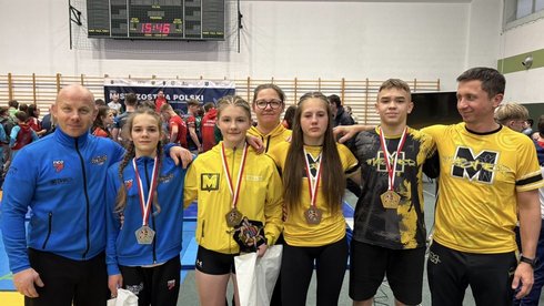 łódzcy medaliści pozujący razem z trenerami