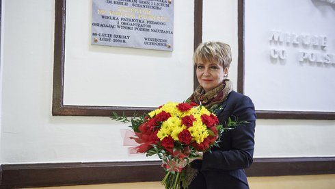 Prezydent Hanna Zdanowska przed tablicą poświęconą Romanie Pachuckiej fot. Radosław Jóźwiak / UMŁ