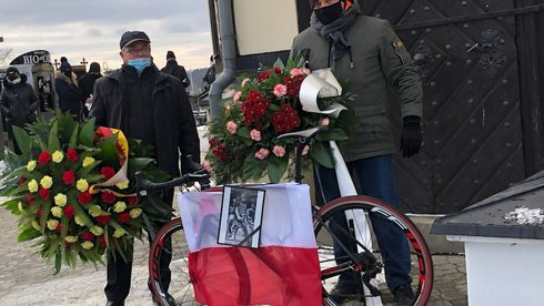 Wieniec w barwach miasta na grób Ryszarda Szurkowskiego foto M. Goss