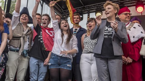 Prezydent Łodzi Hanna Zdanowska przekazała studentom symboliczne klucze do miasta fot. Stefan Brajter / UŁ