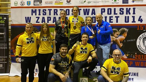 zdjęcie klubu Master Łódź zawodniczki i trenerzy z medalami