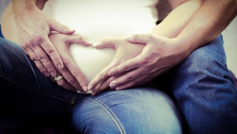 Więcej pieniędzy na poradnictwo dla młodych rodziców i leczenie bezpłodności fot. CC0 license