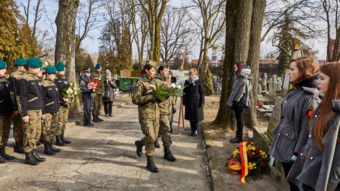 Delegacja z 32 Bazy Lotnictwa Taktycznego w Łasku: starszy szeregowy Monika Klimczak i szeregowy Mariola Czapińska fot. Sebastian Glapiński / UMŁ