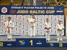 na zdjęciu Tymon Śliwiński stojący na podium z medalem i dyplomem