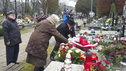 W imieniu prezydent Łodzi złożono kwiaty i zapalono znicze mat. UMŁ