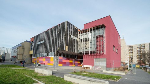 Dobiegają końca prace przy odnawianiu elewacji budynku Domu Kultury "502" fot. Paweł Łacheta