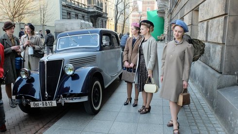Ulica Roosevelta "zagrała" w serialu TVP „Ludzie i bogowie” w reżyserii Bodo Coxa fot. Łódź Film Commission / https://www.facebook.com/pg/LODZFILMCOMMISSION/