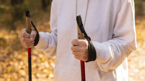 Bałuckie Centra Zdrowego i AKtywnego Seniora zapraszają na jesienny spacer nordic walking. Fot. Freepik