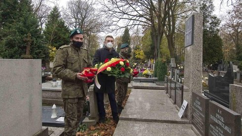 Kwiaty dla poległych. Kwatera ofiar walk na Starym Cmentarzu foto Andrzej Janecki