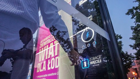 250 przystanków zmieni swój wygląd, a na niektórych pojawią się stacje do ładowania USB. Pierwsze z przystanków, na placu Niepodległości, są już gotowe. fot. materiały prasowe