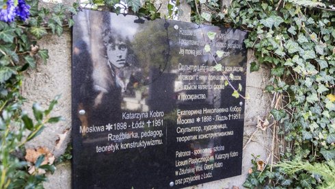 Wspólne porządkowanie grobu Katarzyny Kobro Stefan Brajter