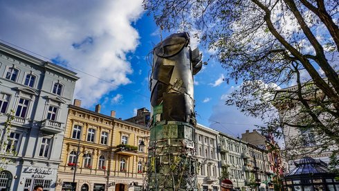 Rzeźba odnosi się do kondycji relacji ludzkich w czasach technocentryzmu fot. Grzegorz Sikora / UMŁ