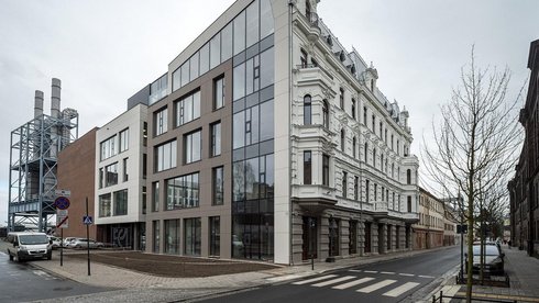 Murowana ściana zamieniona na szklaną. Dobudowane dwie oficyny i poddasze. Na podwórzu posadzone siedmiometrowe klony. Kończy się generalny remont najdroższej kamienicy w łódzkim śródmieściu. fot. Stefan Brajter