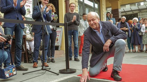 Odsłonięto 73. gwiazdę łódzkiej „Walk of Fame”. Dedykowana jest Wojciechowi Marczewskiemu. Widzowie znają go m.in. ze zrealizowanego w 1990 r. filmu „Ucieczka z kina Wolność”, w którym rozprawiał się z absurdami życia w PRL-u. fot. Stefan Brajter
