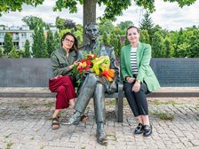 Wiceprezydent Łodzi Małgorzata Moskwa - Wodnicka. Po lewej: Aleksandra Zbieranowska z Centrum Dialogu im. Marka Edelmana, Fot: Patryk Wacławiak, UMŁ