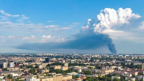 Z terenu Łodzi widoczny jest dym unoszący się nad Zgierzem fot. Stefan Brajter / UMŁ
