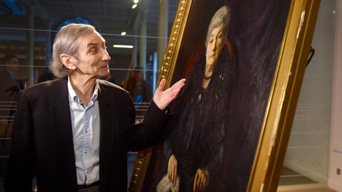 Portret Heleny Geyer prezentuje Wacław Bogdan Dobrowolski, syn artysty. fot. Paweł Łacheta