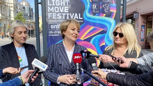Marta Libiszowska z Fundacji „Dom w Łodzi”; Hanna Zdanowska, Prezydent Miasta Łodzi; Beata Konieczniak, dyrektor artystyczna Light.Move.Festival fot. Stefan Brajter / UMŁ