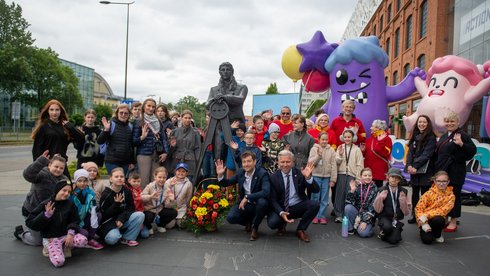 Wspólne zdjęcie: wiceprezydent Adam Pustelnik, przewodniczący Rady Miejskiej w Łodzi Bartosz Domaszewicz. Fot. Paweł Łacheta, UMŁ
