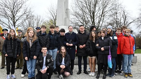 Wiceprezydent Łodzi Małgorzata Moskwa - Wodnicka i przewodniczący Rady Miejskiej w Łodzi Marcin Gołaszewski z uczniami.