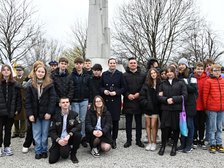 Wiceprezydent Łodzi Małgorzata Moskwa - Wodnicka i przewodniczący Rady Miejskiej w Łodzi Marcin Gołaszewski z uczniami. 