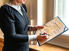 Przedwojenna nauczycielka. Rekonstrukcja historyczna. Kostium z zasobów Łódzkiego Centrum  Filmowego. Fot. P. Wacławiak, UMŁ. 