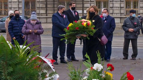 Kwiaty przy Grobie Nieznanego Żołnierza składa wiceprezydent Joanna Skrzydlewska foto Andrzej Janecki