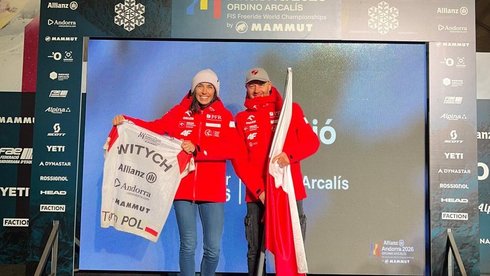 Zuzanna Witych pozująca na ściance wraz z trenerem