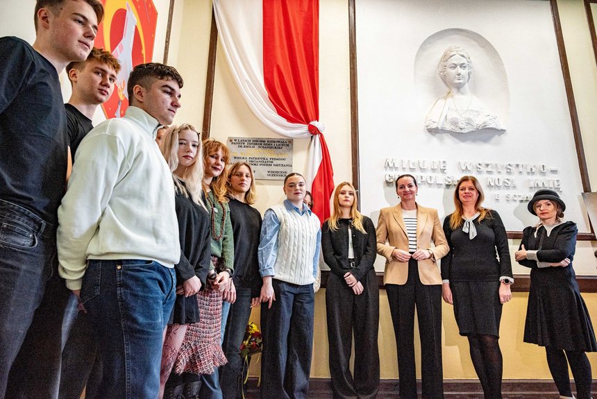 Wiceprezydent Łodzi Małgorzata Moskwa - Wodnicka z uczniami IV LO w Łodzi oraz dyrektor Katarzyną Szkudlarek. Fot. P. Wacławiak, UMŁ. 