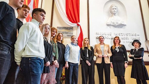 Wiceprezydent Łodzi Małgorzata Moskwa - Wodnicka z uczniami IV LO w Łodzi oraz dyrektor Katarzyną Szkudlarek. Fot. P. Wacławiak, UMŁ. 