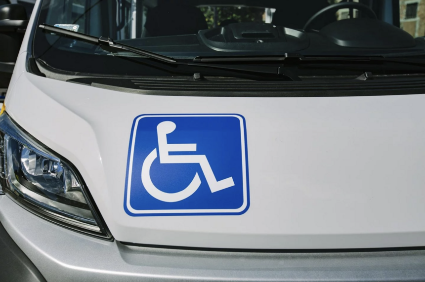Maska samochodu z oznaczeniem transportu osób z niepełnosprawnościami