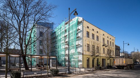 Odnowione elewacje, dobudowane piętro, rozbudowana oficyna i dach pokryty mchem. Kończymy prace w kamienicach przy ulicy Tuwima 33 i 35 fot. Sebastian Glapiński