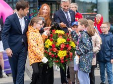 Wiceprezydent Adam Pustelnik i przewodniczący Rady Miejskiej w Łodzi z uczniami łódzkich szkół. Fot. Paweł Łacheta, UMŁ.        