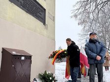 Kwiaty składa pełnomocnik Prezydent Miasta Łodzi ds. Dziedzictwa Łodzi Mariusz Goss. Fot. W. Markiewicz, UMŁ. 