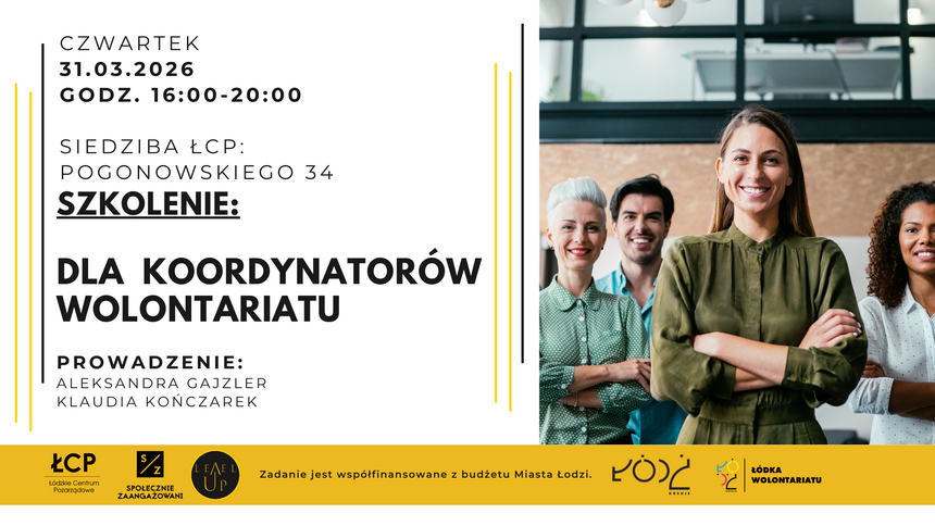 Zdjęcie podzielone jest na dwie części. Po prawej stronie widzimy cztery uśmiechnięte osoby, stojące w pomieszczeniu, po lewej umieszczono informacje dotyczące szkolenia dla koordynatorów wolontariatu, termin i miejse szkolenia: czwartek 31.03.2026 r., godz. 16:00-20:00,  siedziba ŁCP ul. Pogonowskiego 34. Kolorystyka grafiki, z przewagą jasnych odcieni i żółtego akcentu w dolnej części zdjęcia, na którym znajdują się logotypy organizatorów: Łódzkie Centrum Pozarządowe, Społecznie Zaangażowani, Level UP, Łódź Kreuje, Łódka Wolontariatu. Zadanie współfinansowane jest z budżetu Miasta Łodzi.