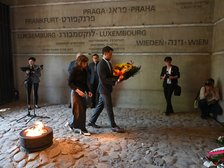 Wiceprezydent Łodzi Adam Pustelnik składa kwiaty w imieniu prezydent Łodzi Hanny Zdanowskiej  