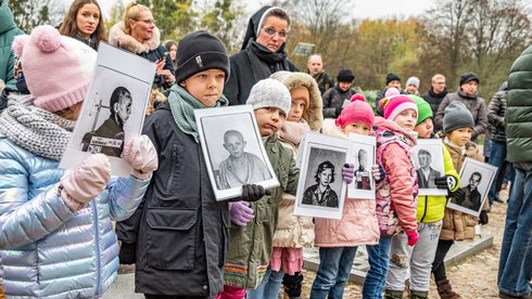 Przemarsz pod pomnik pękniętego serca