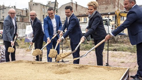Symboliczne wbicie szpadla rozpoczyna budowę Diasfery Łódzkiej fot. Stefan Brajter / UMŁ