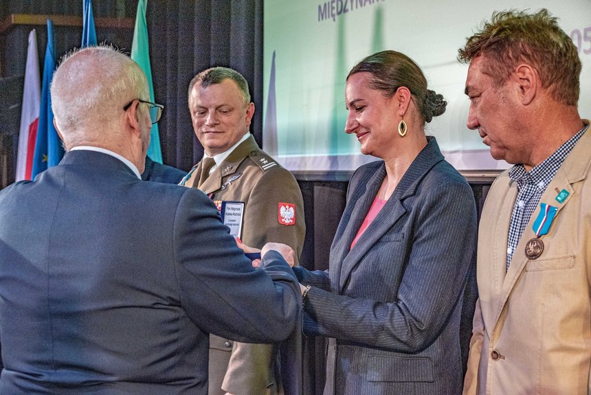 Wiceprezydent Małgorzata Moskwa - Wodnicka odbiera medal okolicznościowy od Stowarzyszenia Kombatantów Misji Pokojowych ONZ.  Fot. P. Wacławiak. 